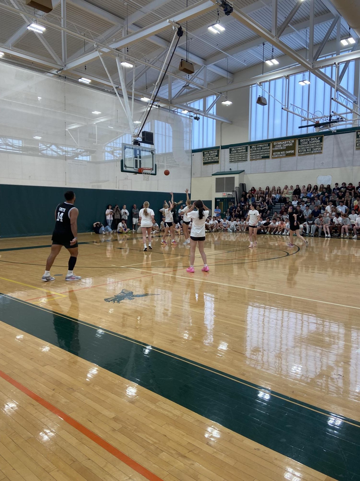 Seniors Defeat Faculty in Annual Seniors vs. Faculty Basketball Game